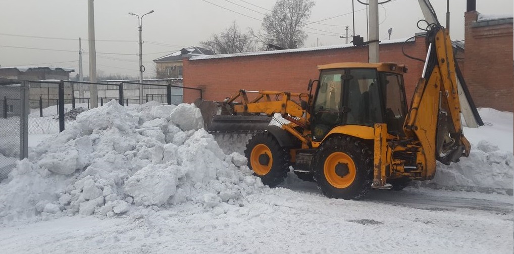 Экскаватор погрузчик для уборки снега и погрузки в самосвалы для вывоза в Ивановке