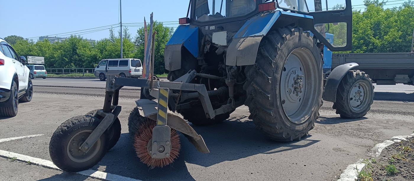 Услуги трактора с щеткой МТЗ в Амурской области