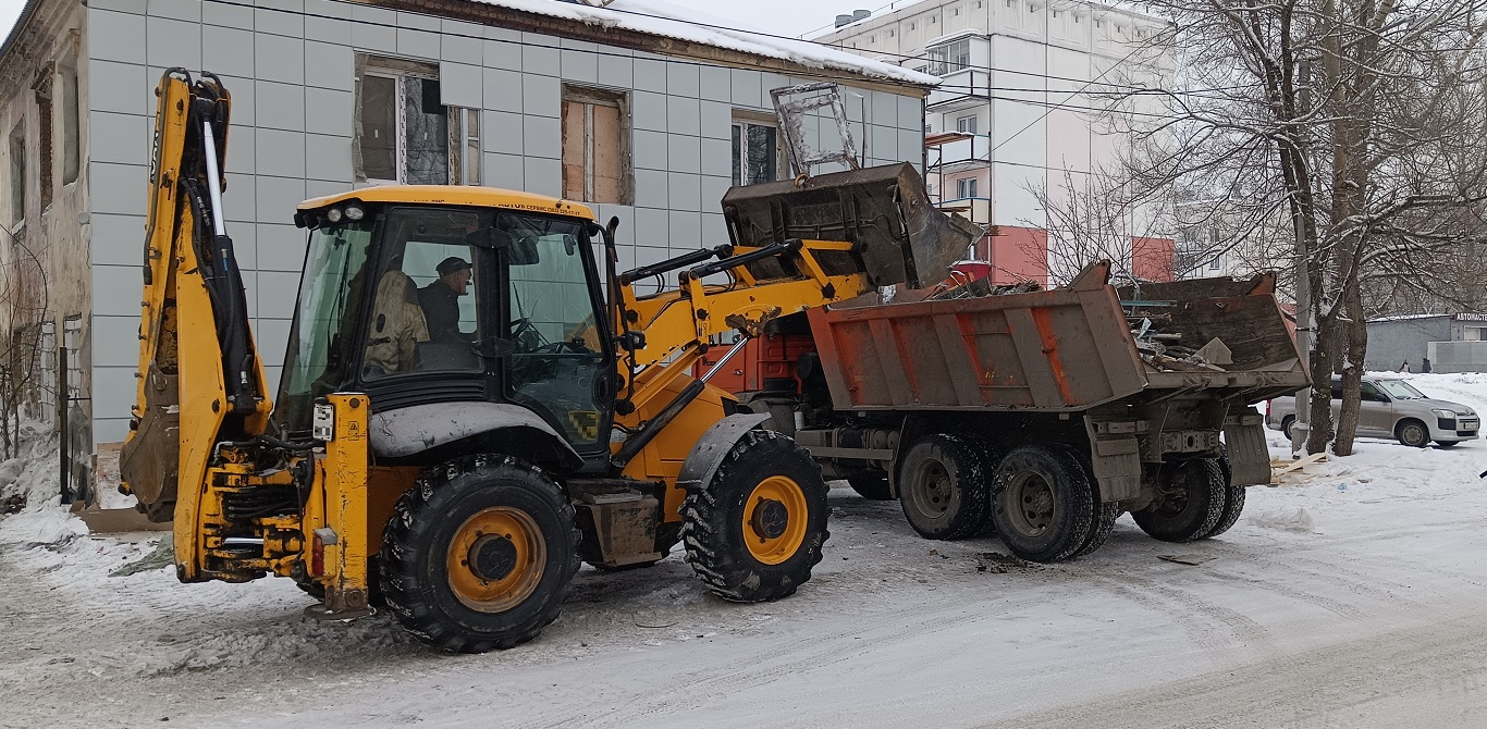 Уборка и вывоз строительного мусора, ТБО с помощью экскаватора и самосвала в Ивановке